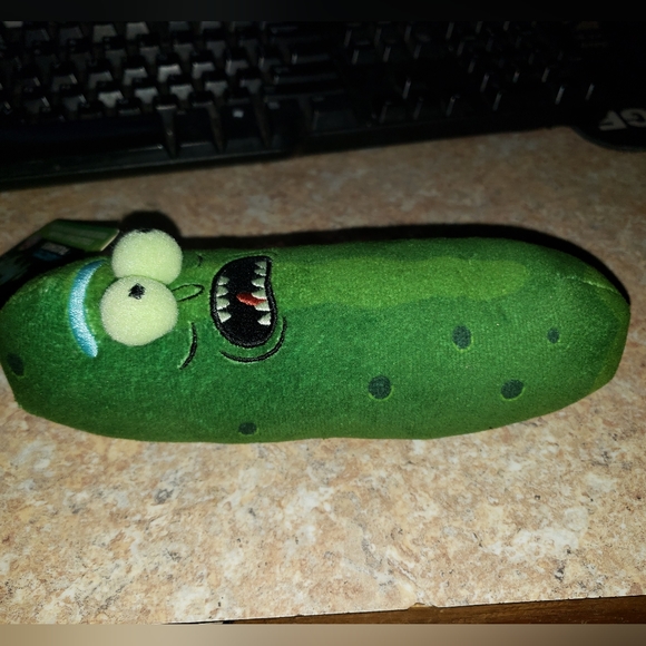 Pickle Ruck Plush - Picture 2 of 3
